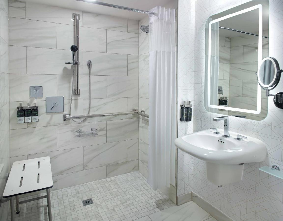 Hébergement Lit King-Size Deluxe - Accessible aux Personnes à Mobilité Réduite avec Douche Accessible en Fauteuil Roulant
