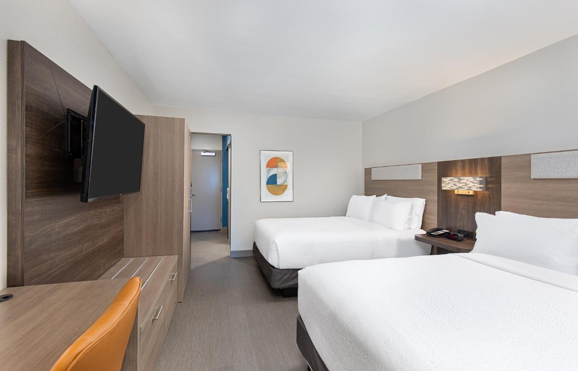 One-Bedroom Queen Suite Two Queen Beds Sofa Bed